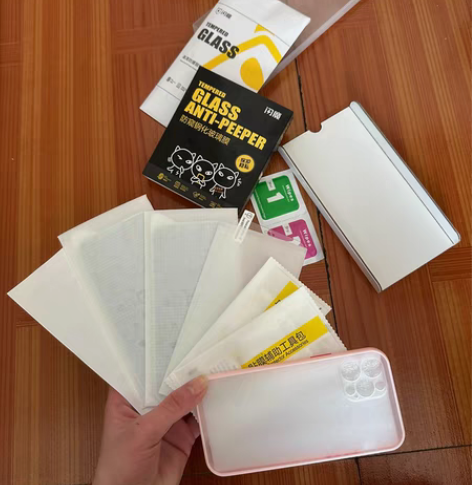 苹果12pro,两张防偷窥膜,一张高清膜,...