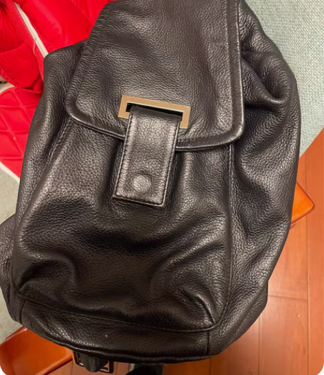 包邮全皮双肩包，皮质特别好，很新，几乎没背...