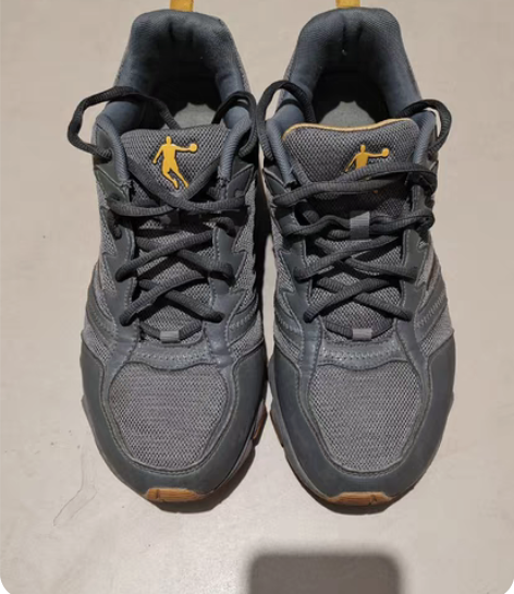 包邮出售乔丹运动鞋42码，有穿着痕迹，实物...