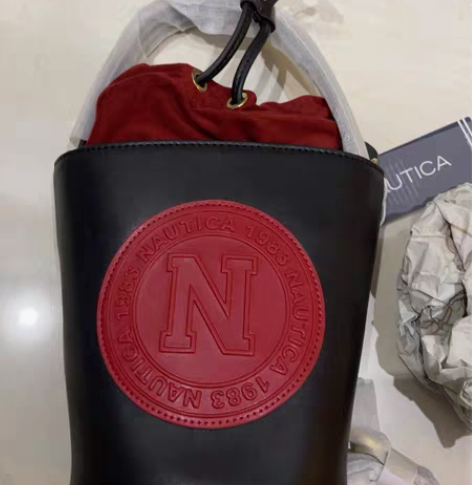 买行李箱送的一个包，全牛皮的、全新未使用，...