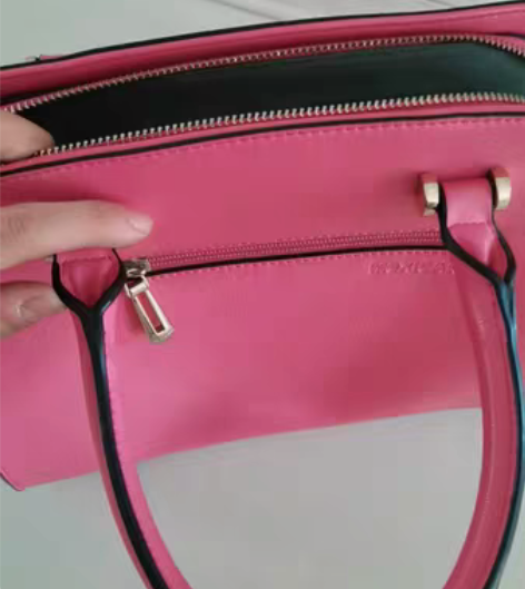 实体店稻草人买来的中号手提包，用了一两次闲...