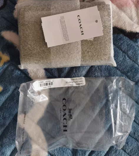 包邮蔻驰卡包，钱包，图片既实物，官方渠道获...