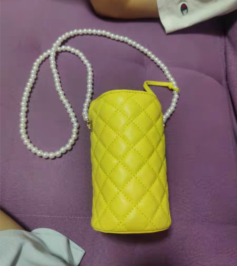 第一个，真皮珍珠奶茶包，可以轻松放下大手机...