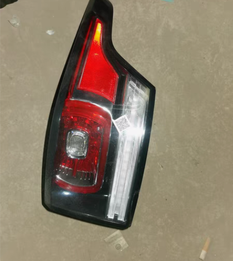 路虎揽胜右外尾灯，面好，后壳小瑕疵，装车不...