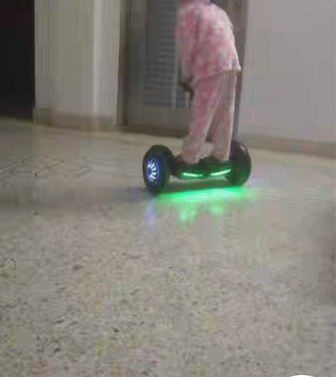 凤凰牌平衡车  10寸带灯光  小孩子玩够...