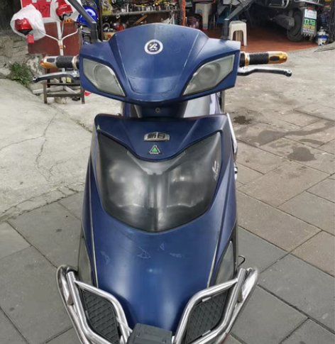 新日电动车，带白色车牌，外卖改好的空车架子...