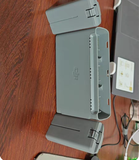 包邮出售大疆原装mini2电池两块加原装充...