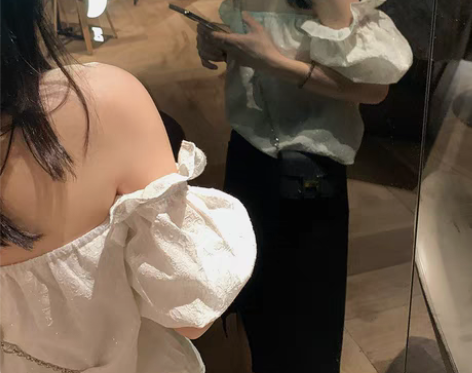 转卖周禧儿新款设计感小众别致上衣女夏短款法...