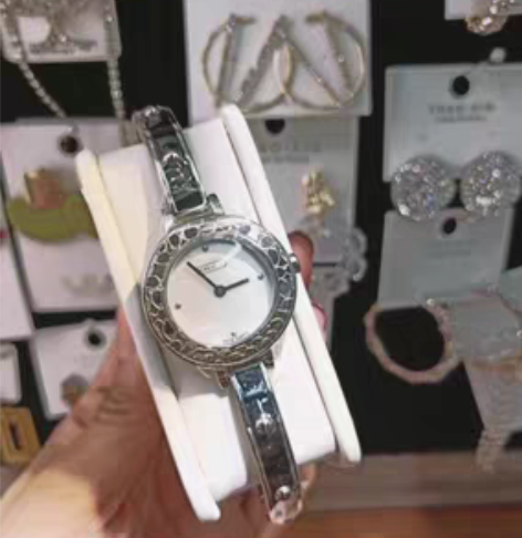 全新女表，全新贝壳盘，老款，石英表。商场撤...