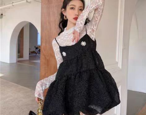 转卖吊带连衣裙女2021新款复古浮雕褶皱显...