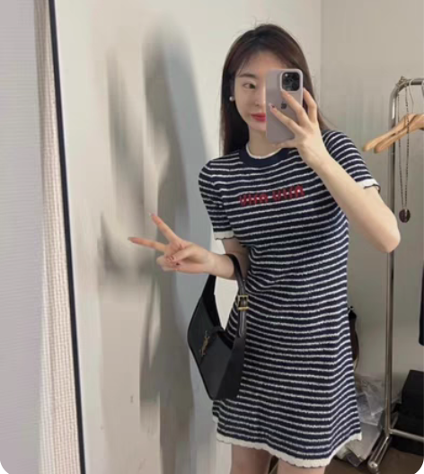 miumiu针织短袖连衣裙,38码,950...