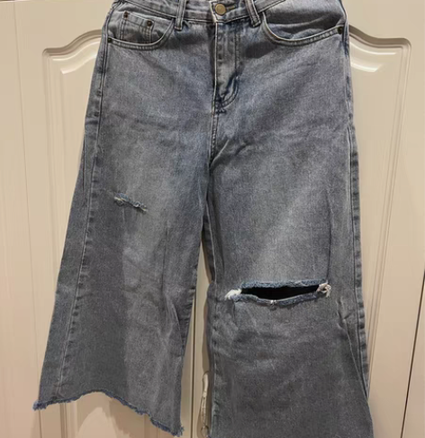 八分牛仔裤破洞阔腿浅蓝；灰蓝背带七分牛仔裤...