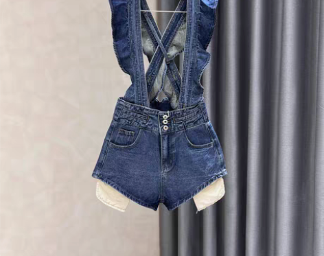 转卖蓝色牛仔背带短裤女2022年夏季新款设...