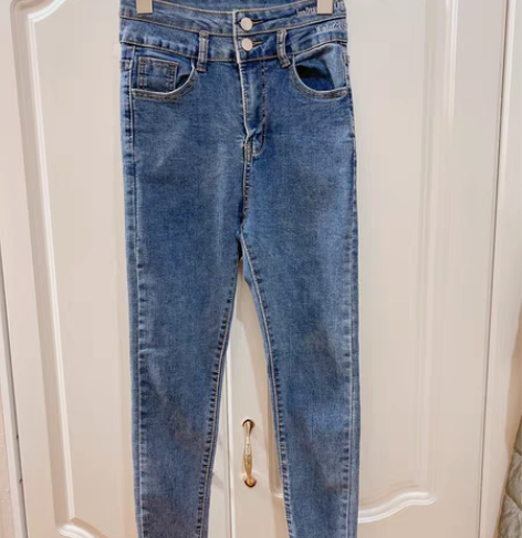 包邮蓝色牛仔铅笔裤 s码 很显腿直 配靴子...