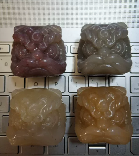 佘太翠原石玉雕醒狮头把件，质地细腻，手工娴...