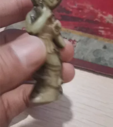 玉雕仕女挂件一个，玉质通透，雕刻线条流畅，...