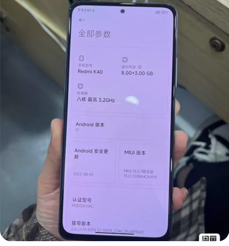 红米k40，后壳有脱胶，不影响使用，完美主...
