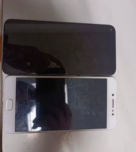 一台荣耀20一台vivo v67.打包带走...