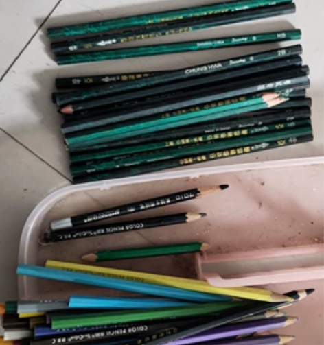 彩色铅笔，素描铅笔，2b。 70支  一半...