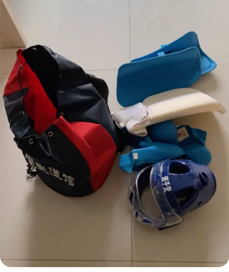 儿童空手道护具一套，买来没有用几次。有需要...