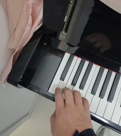 日本进口的钢琴，很新很新。打开里面也很新，...