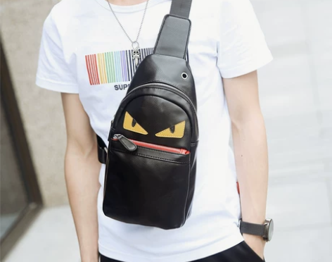 ?毕业了，清仓处理，韩版潮男小怪兽胸包 时...