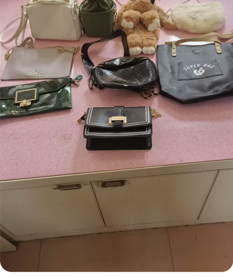 闲置包包几乎都是全新的,便宜出。有手拿包。...
