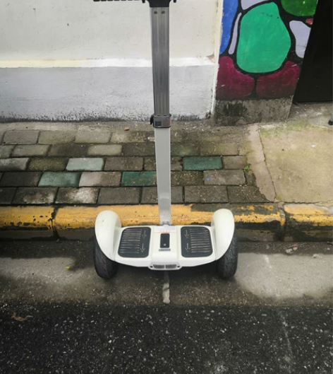 平衡车 使用良好，很好玩，上面有扶手，很安...