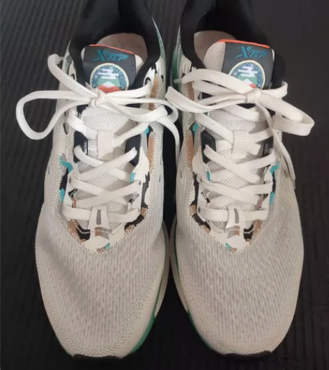 特步 騛速2.0 跑鞋 白色/绿色，41码...