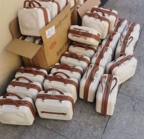 仓库搬迁亏本处理全新小熊化妆包手提行李箱硬...