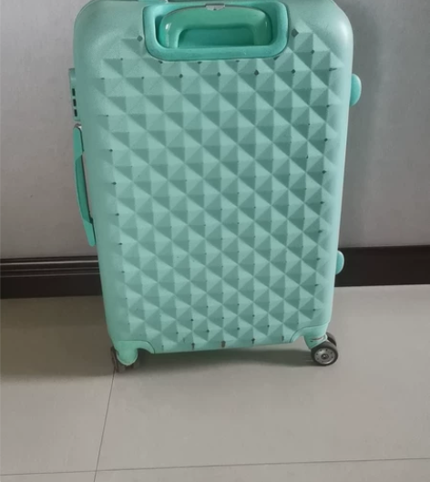 绿色行李箱自用，有点破旧了便宜卖，最好自提...