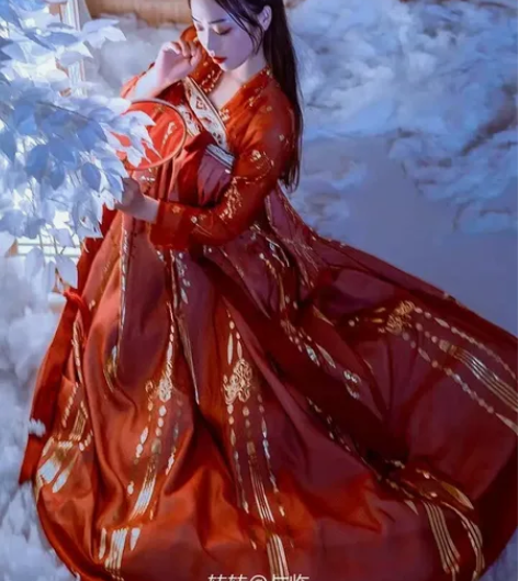 艺缕汉服 m码，六米摆