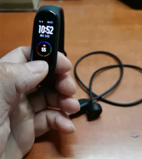 小米手环5普通版，原装充电器，表面有少许轻...