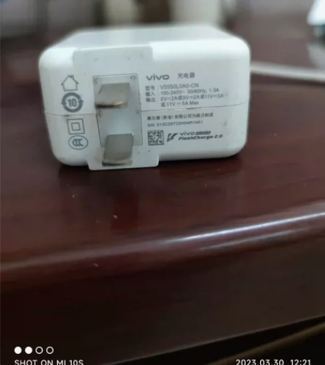ViVO原装充电头55W,明显使用痕迹。 ...