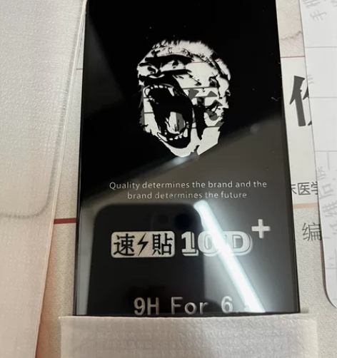 出两张苹果11promax钢化膜，摸着都挺...