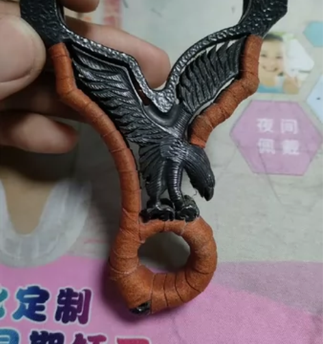 正品鹰先生鹰王弹弓，雕刻钛硬化表面，表面反...
