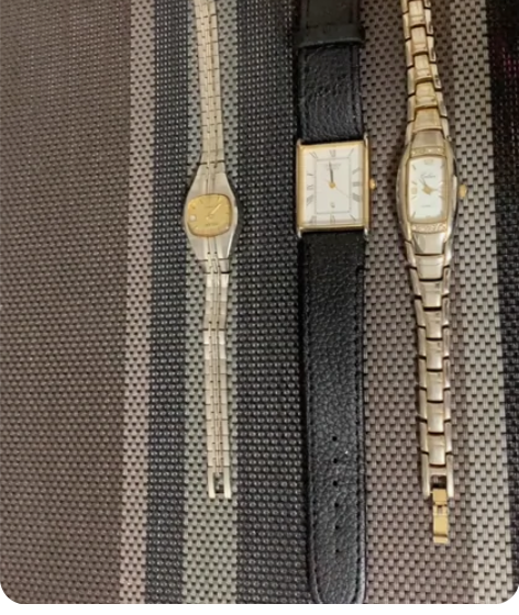 三块老手表 装上电池应该还能用 有些年头了...
