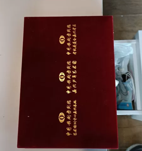 有两套,关于歌舞剧的1000元纪念VIP套...