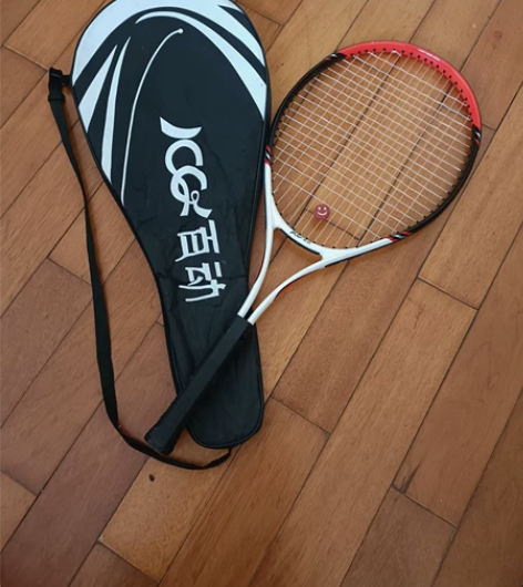 网球拍，九成新同城自己提，异地邮费自理 感...