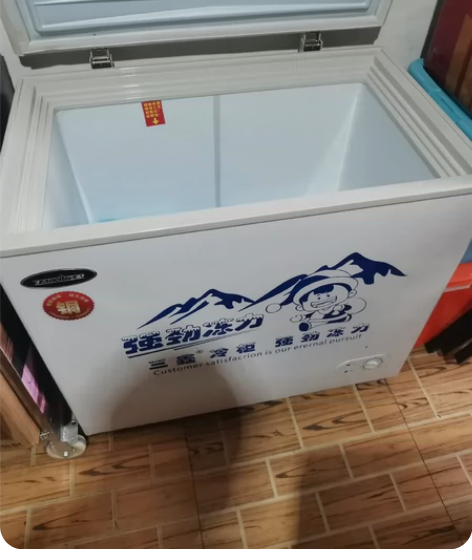 三鑫牌子的卧式冷柜,直接去商家店里买的全新...