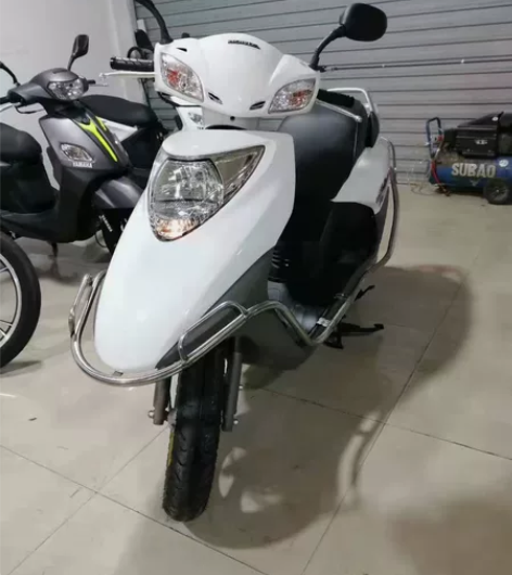 五羊本田二代新优悦110，二手踏板车白色，...