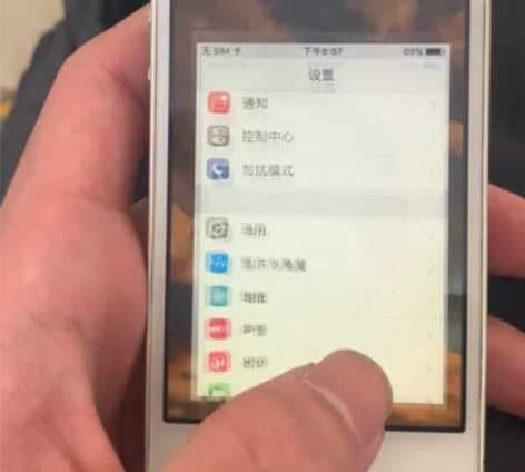 苹果4s 白色国行8g ,换了新的品胜电池...