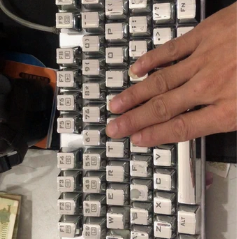 雷神机械键盘 白幽灵K75B黑轴 成色如图...