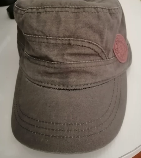 李宁牌帽子，没带过，属于哪种绿色我说不好，...