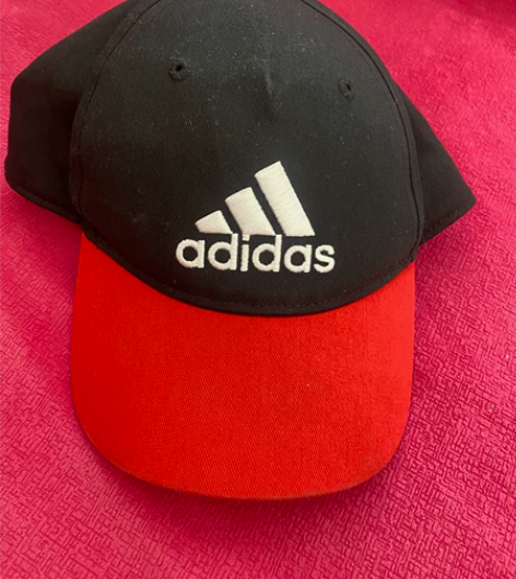阿迪达斯儿童帽，9.9999新，只试戴一次...