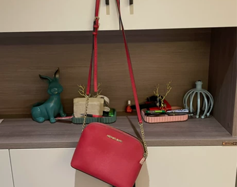 MK红色背包，中号 感兴趣的话点“我想要”...