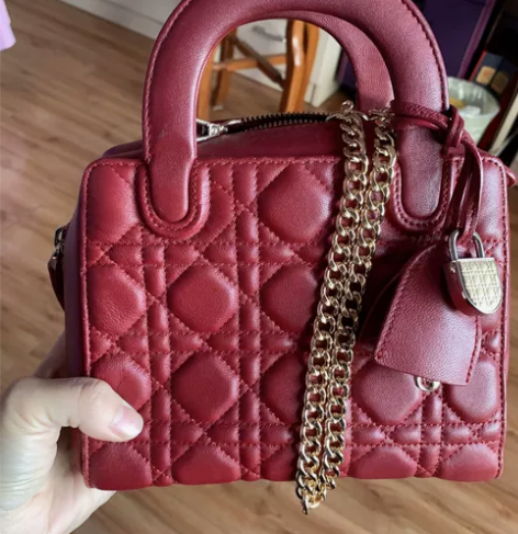 酒红色羊皮小包，九成新，699入手 感兴趣...