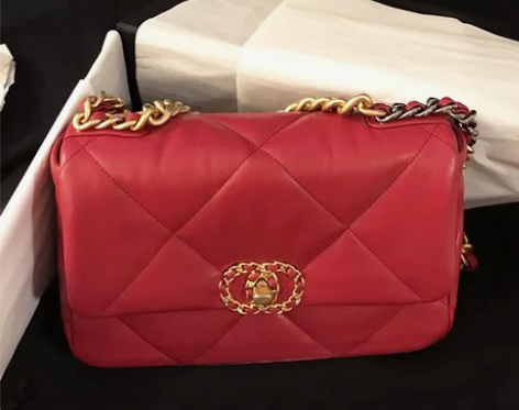 真皮红色皮包，背过两三次，几乎全新。 感兴...