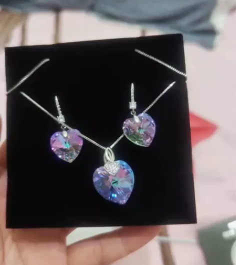 【出】以前看直播买的冲动产物。项链戴过一次...