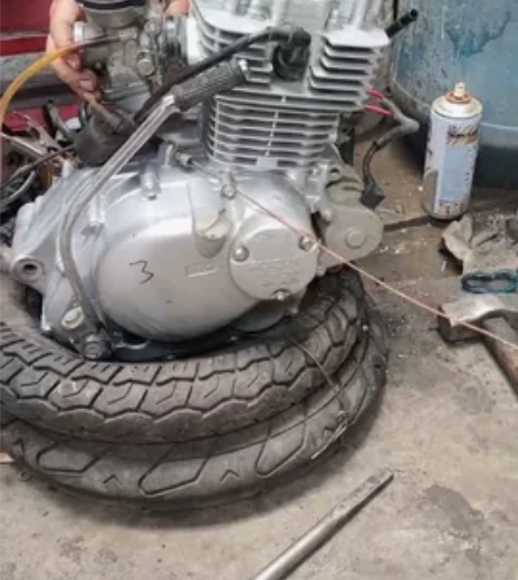 铃木王钻豹125发动机双启动不烧机油实物拍...